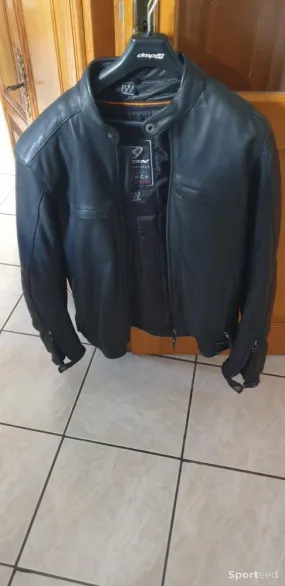 Blouson moto cuir  d'occasion Ajouté le : 03/10/2023