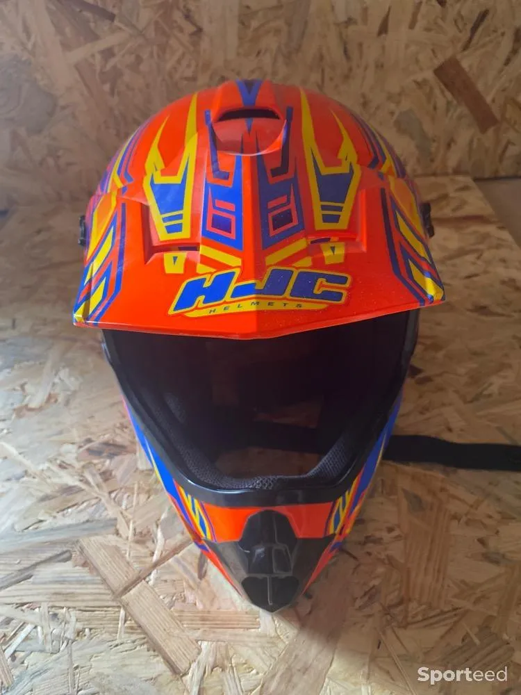 Casque de moto cross HJC enfant neuf  Ajouté le : 09/09/2022