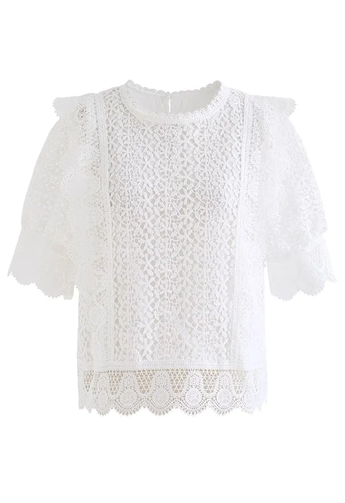 Haut en crochet à bords festonnés à découpes fleurettes en blanc