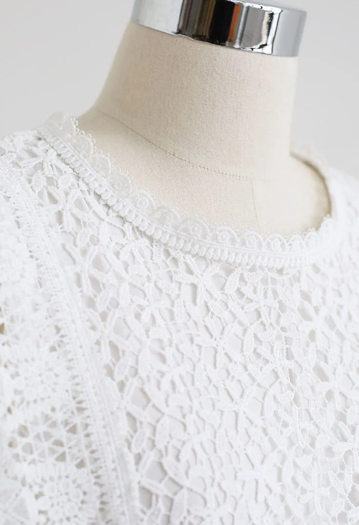 Haut en crochet à bords festonnés à découpes fleurettes en blanc