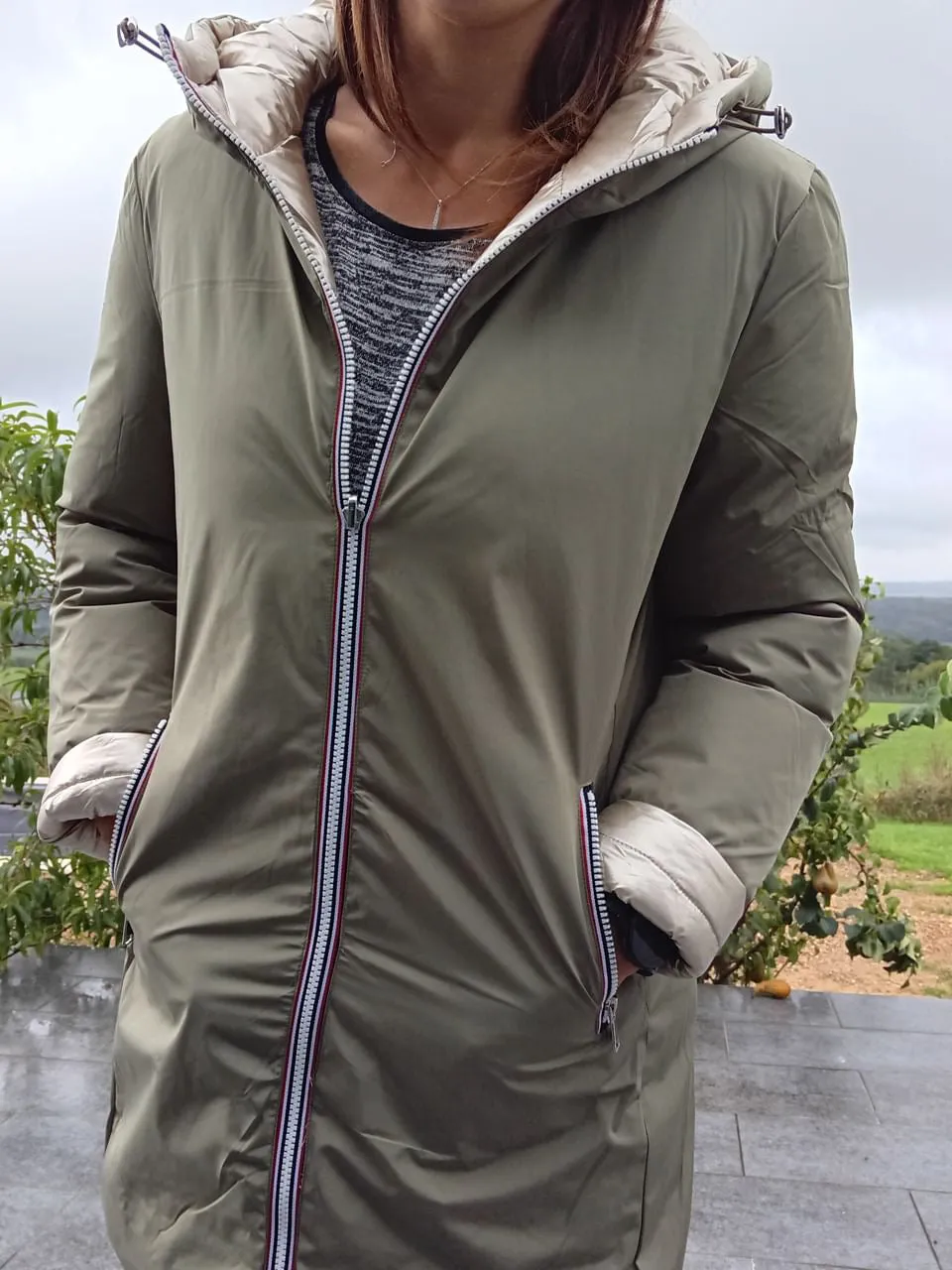 Melya Melody - Manteau long réversible et imperméable matelassé kaki clair/doré - Curvy